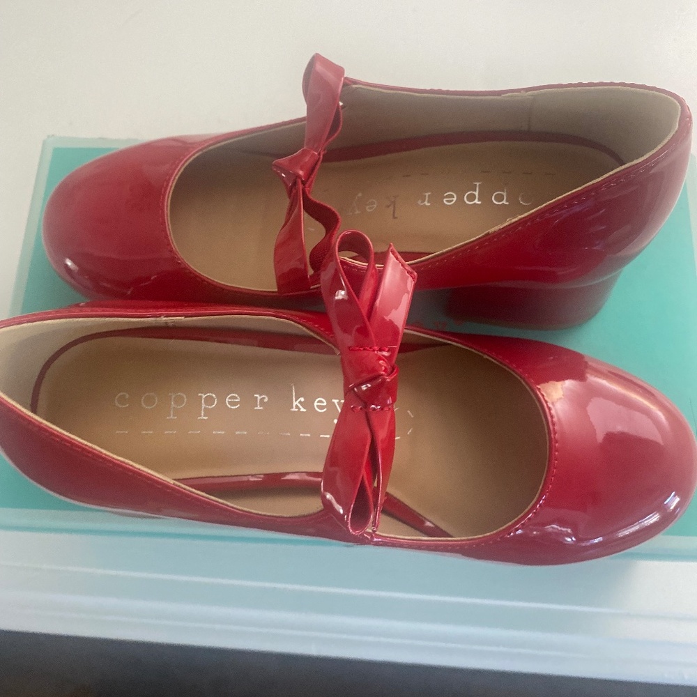 From Copper Key, the Girls' Starlet Small Bow Dress Heels feature: